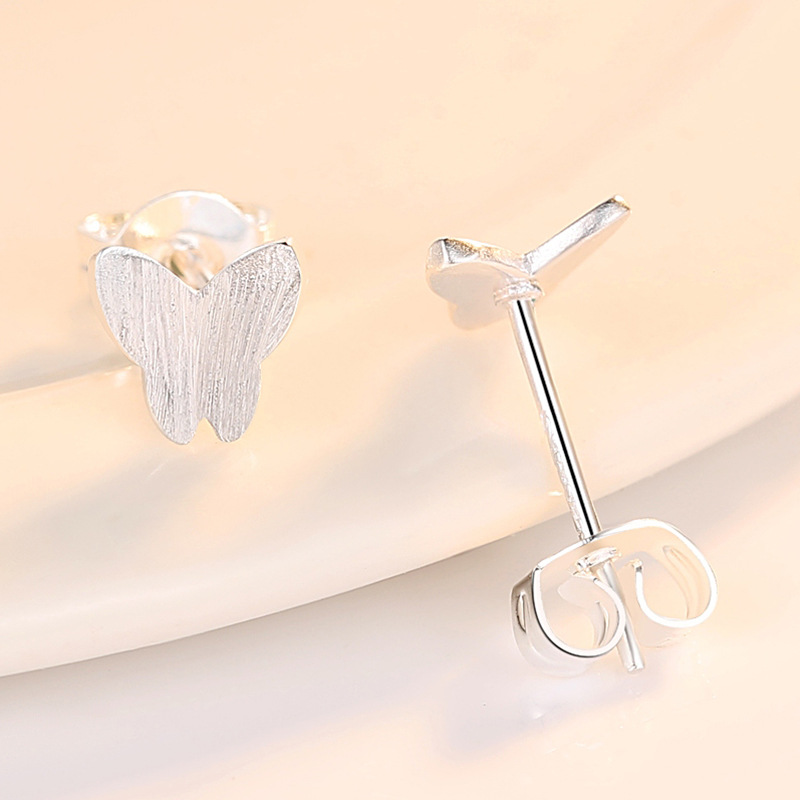 Corea del Sur pendientes pequeños pendientes simples pendientes de estudiante joyería lote estilo coreano s925 pendientes de plata esterlina pendientes de mariposa cepillados