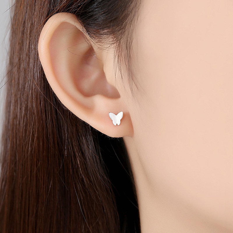 Corea del Sur pendientes pequeños pendientes simples pendientes de estudiante joyería lote estilo coreano s925 pendientes de plata esterlina pendientes de mariposa cepillados