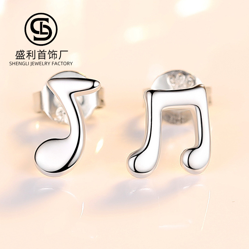 S925 plata esterlina nueva moda simple nota pendientes de las mujeres pequeño elegante Internet celebridad estilo fresco pendientes asimétricos