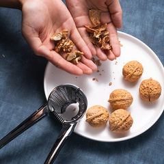 Manufacturer wholesale zinc alloy walnut clamp household multifunctional nut cracker small walnut clamp funnel type walnut clamp