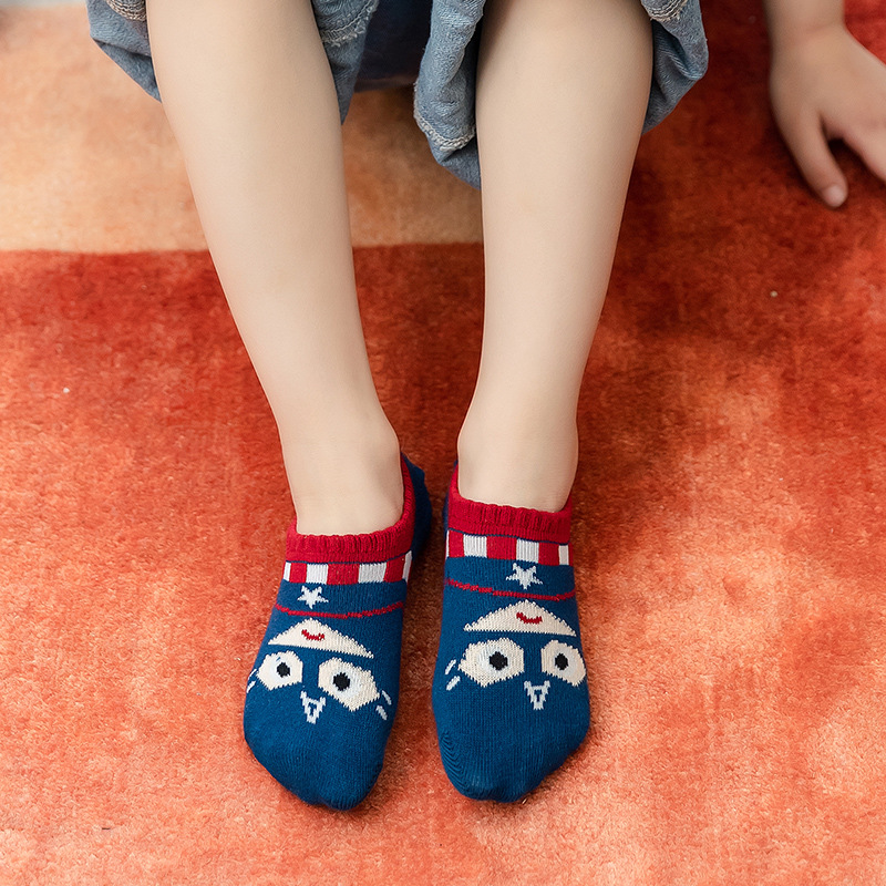 Primavera y verano nuevos calcetines de tobillo PARA NIÑOS Calcetines de algodón de dibujos animados lindos para NIÑOS Calcetines cortos independientes de un solo paquete y doble patrón de héroe para niños