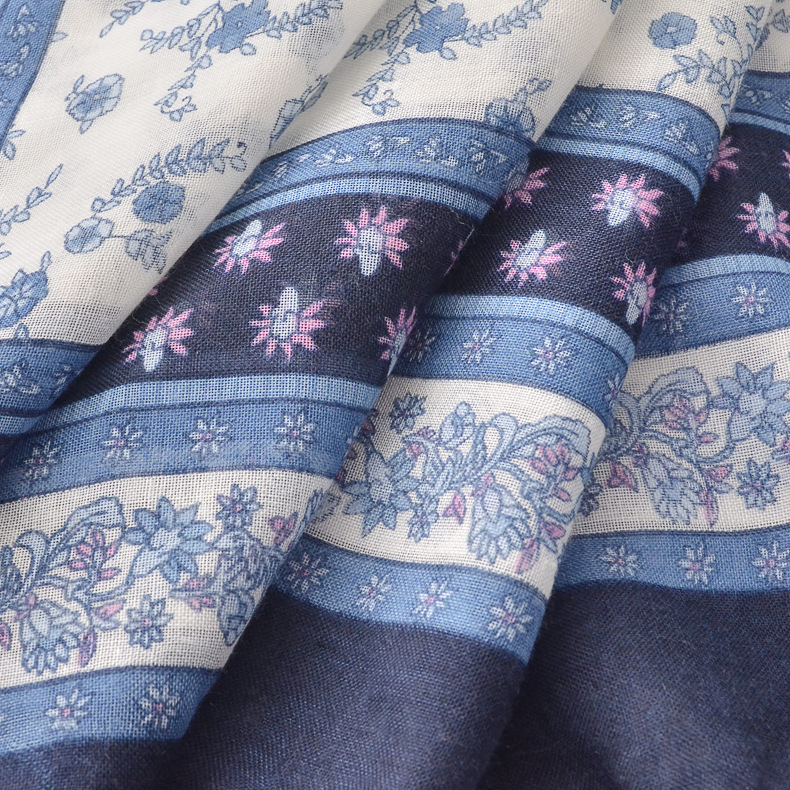 Nueva serie azul y blanco algodón y lino bufanda Amazon caliente retro nacional azul tibetano floral toalla playa chal