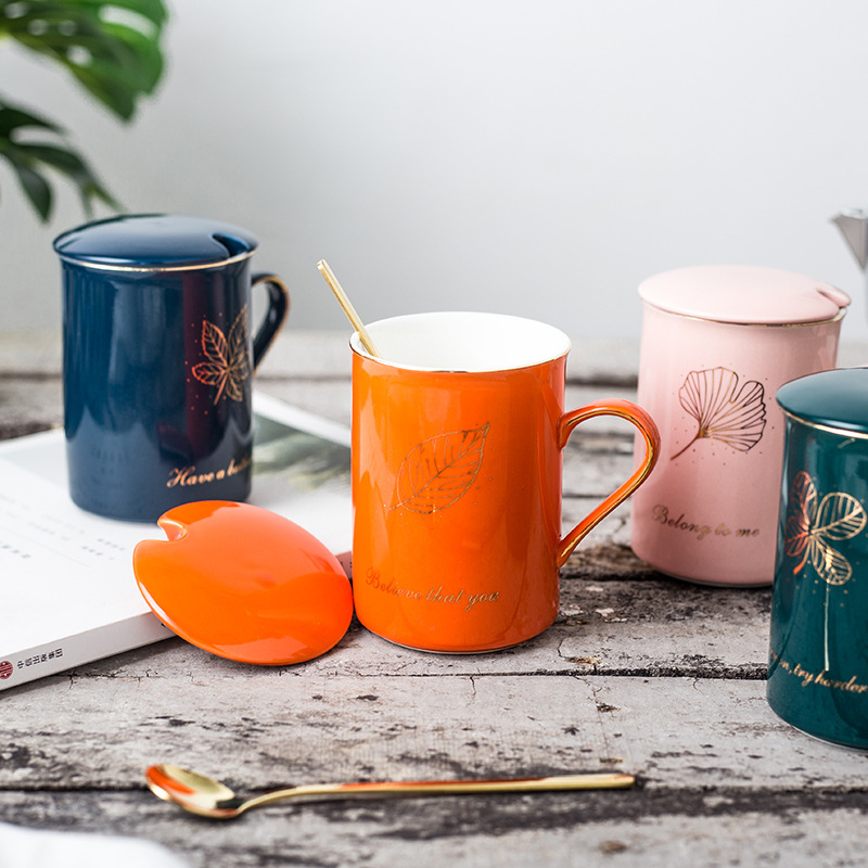 Taza de cerámica creativa pareja taza de leche taza de café hogar con tapa cuchara boda mano con traje LOGO