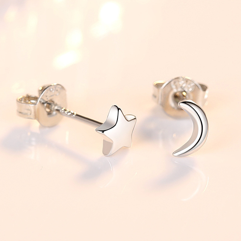S925 plata estrella y Luna asimétricos pendientes mujer plata esterlina pequeño simple alergia frío viento pendientes temperamento personalidad Joker