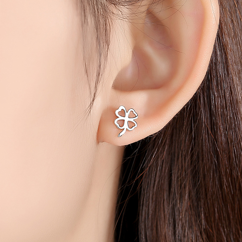 925 trébol de plata esterlina personalizada Stud pendientes para niñas elegante japonés y coreano pequeños pendientes huecos simples suerte hierba regalo