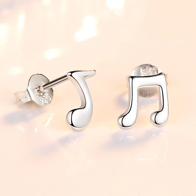 S925 plata esterlina nueva moda simple nota pendientes de las mujeres pequeño elegante Internet celebridad estilo fresco pendientes asimétricos