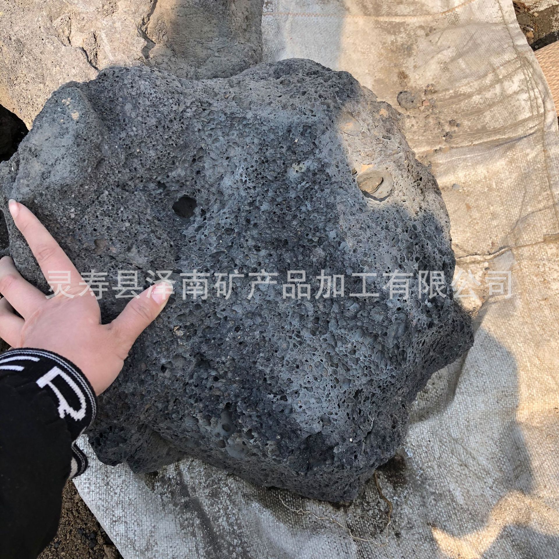 厂家供应园艺假山造景用黑色大块火山石 造景过滤用火山岩