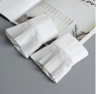 Accessories: elegant little fragrance, three-dimensional lace, decorative cuffs, fake collar