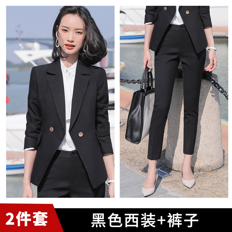 Брюки в черном костюме