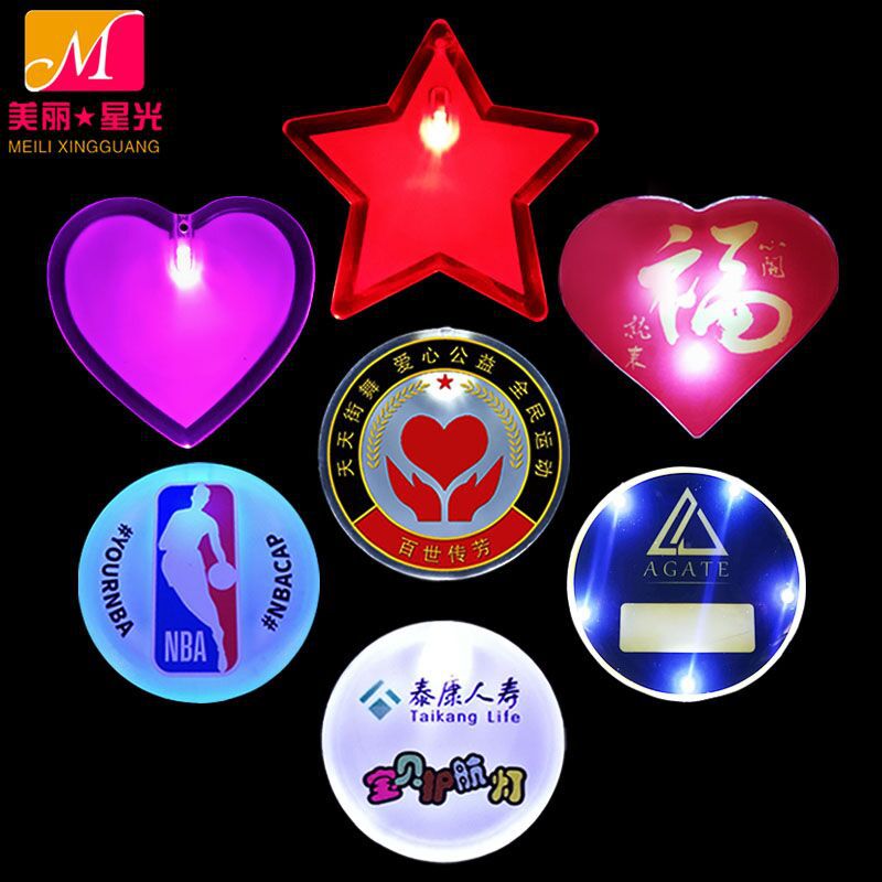 Insignia luminosa led al por mayor Celebración de la reunión anual de la empresa Estrella de amor redonda de plástico Insignia luminosa con logotipo impreso