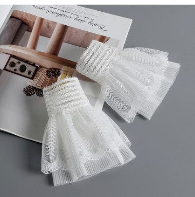 Accessories: elegant little fragrance, three-dimensional lace, decorative cuffs, fake collar