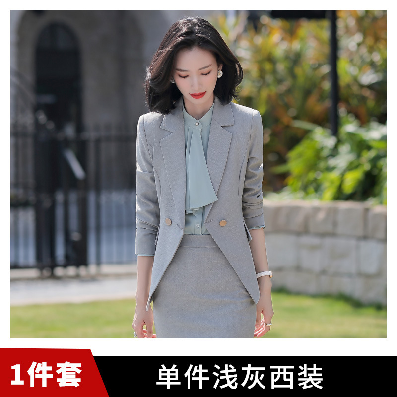 Светло-серый костюм