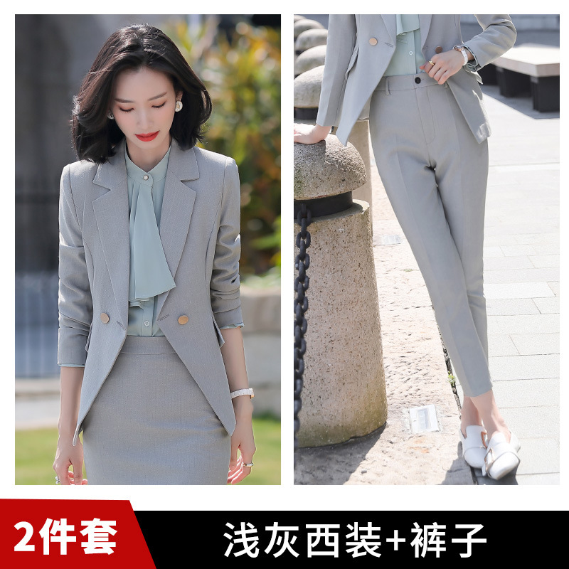 Светло-серый костюм брюки