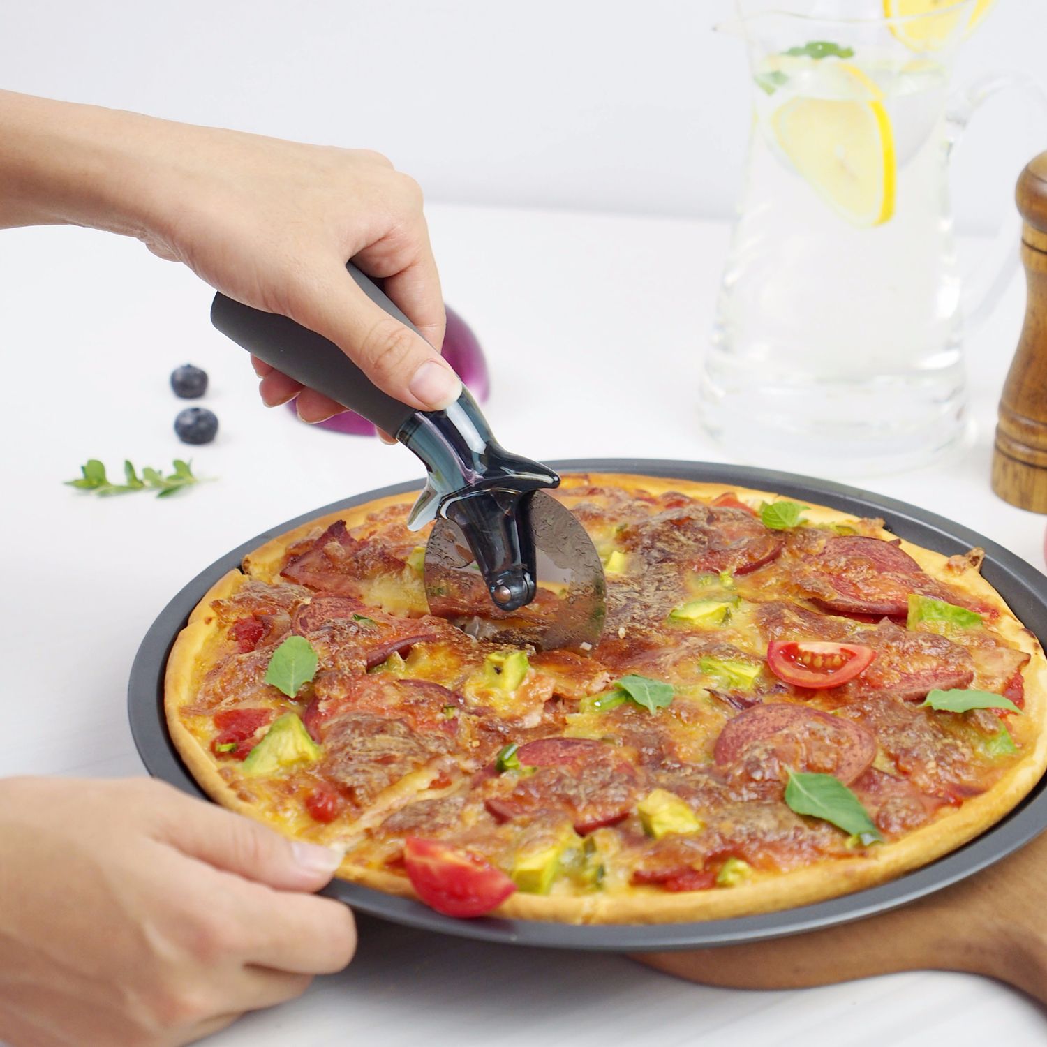 Large 12-inch round perforated pizza pan non-stick pizza baking tray fruit pie plate baking mold
