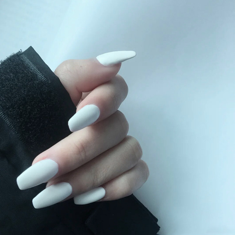 Ventas transfronterizas en caliente de uñas de color leche blanco puro, simple, elegante, limpio y generoso, 24 piezas de parche de uñas terminado.