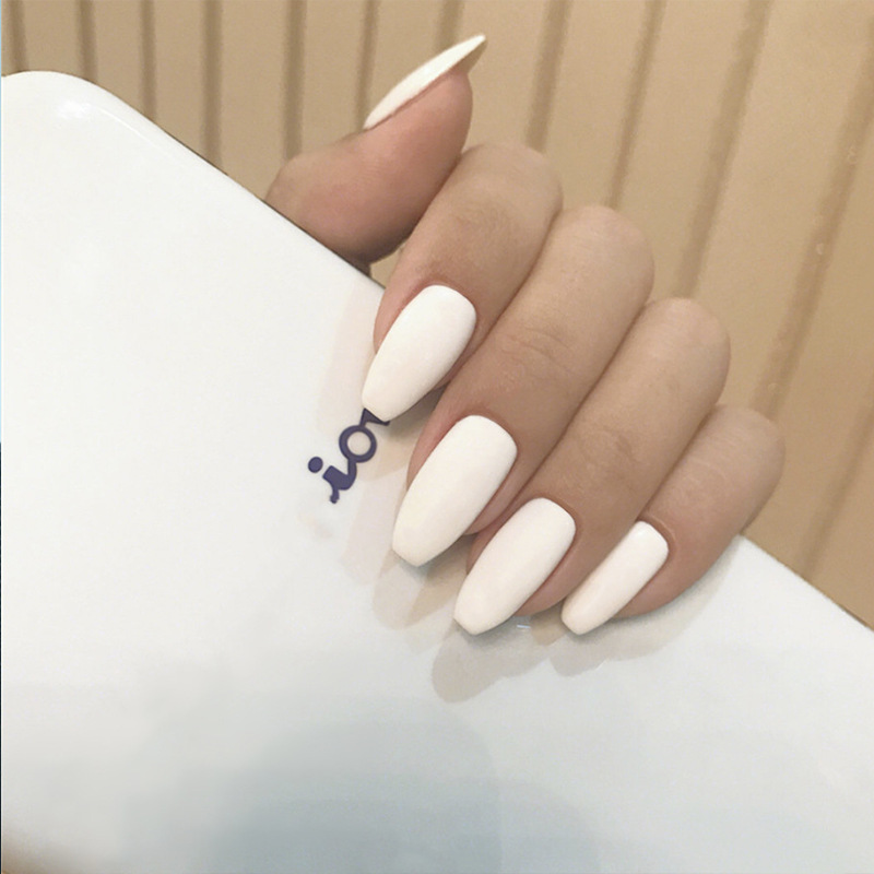 Ventas transfronterizas en caliente de uñas de color leche blanco puro, simple, elegante, limpio y generoso, 24 piezas de parche de uñas terminado.