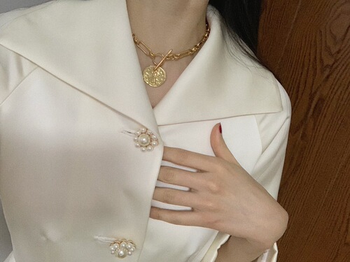 Elegant European and American-style exaggerated vintage gold-plated brass chain necklace featuring a large baroque gold coin with cold, minimalist charm and an OT clasp—paired with delicate baroque pearls.
