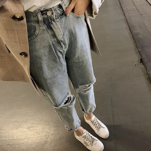 Nine-quarter beggar-style pants with knee-hole denim design, women's Korean-style student-inspired harem dad pants—loose-fitting, high-waisted, and trendy.