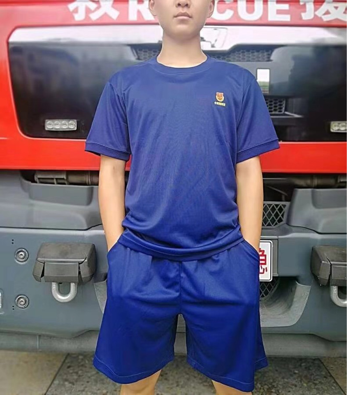 불꽃 블루 탑과 반바지 정장