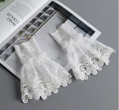 Accessories: elegant little fragrance, three-dimensional lace, decorative cuffs, fake collar