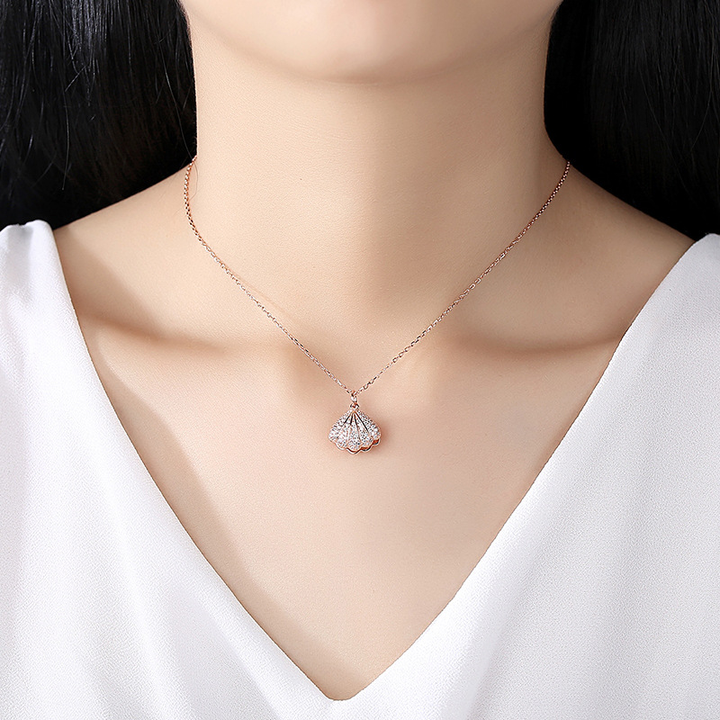 S925 plata esterlina collar de concha Cadena de clavícula femenina elegante en forma de abanico perla Concha colgante Pequeño Libro Rojo mismo estilo al por mayor