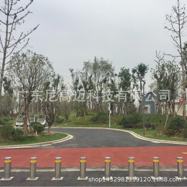 液压手动升降隔离桩,阿克苏防闯拦截路桩,交通警示隔离桩价格