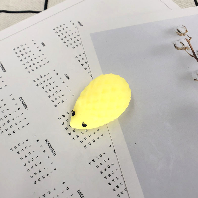 작은 노란색 고슴도치