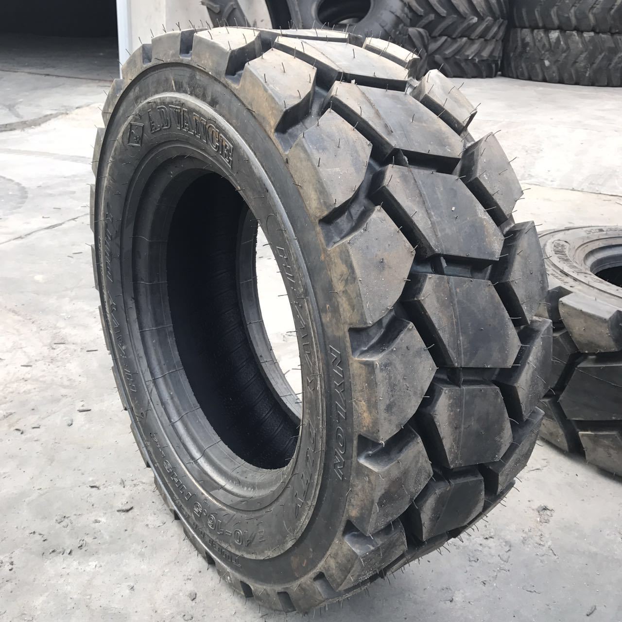 滑移装载机轮胎15-19.5 14-17.5 10-16.5 12-16.5真空轮胎批发