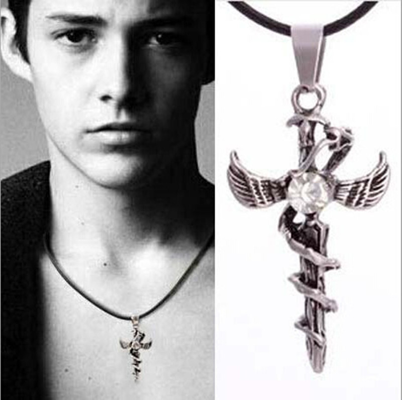 Collana con pendente a croce stile vampire diaries cuore sacro_voghion.com