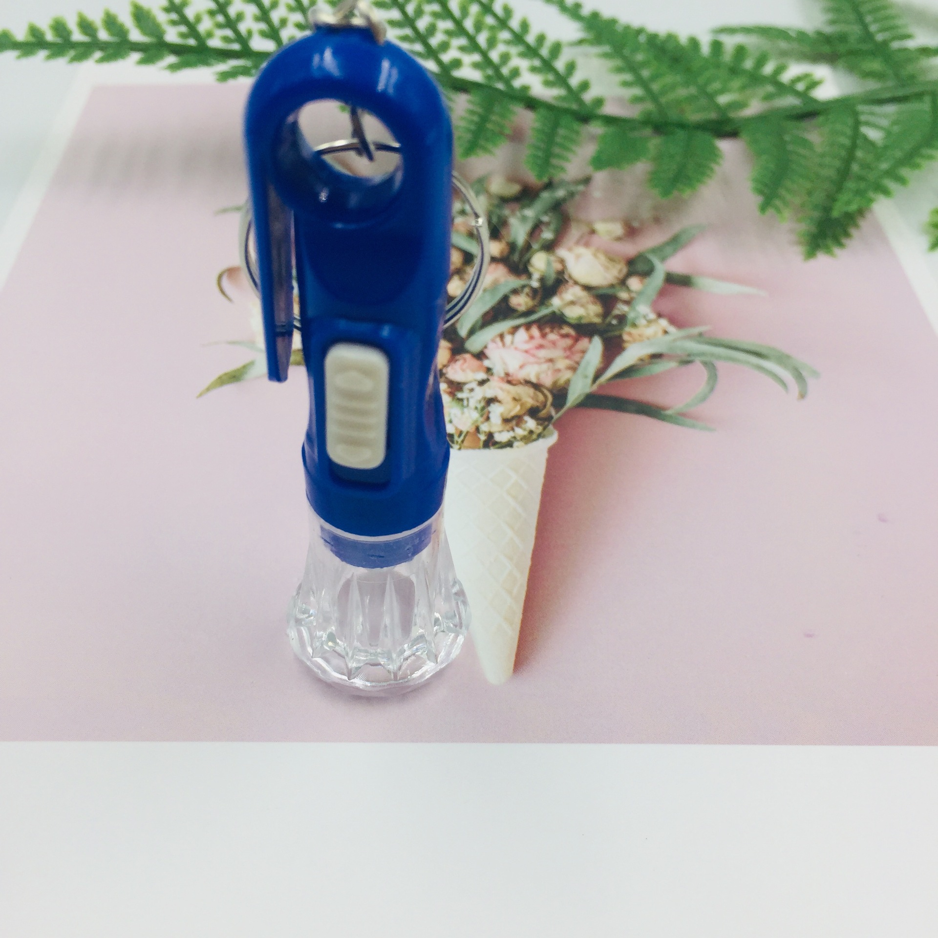 Luz fuerte plástico pequeña linterna moda mini luz LED regalo práctico un yuan tienda Taobao puesto al por mayor