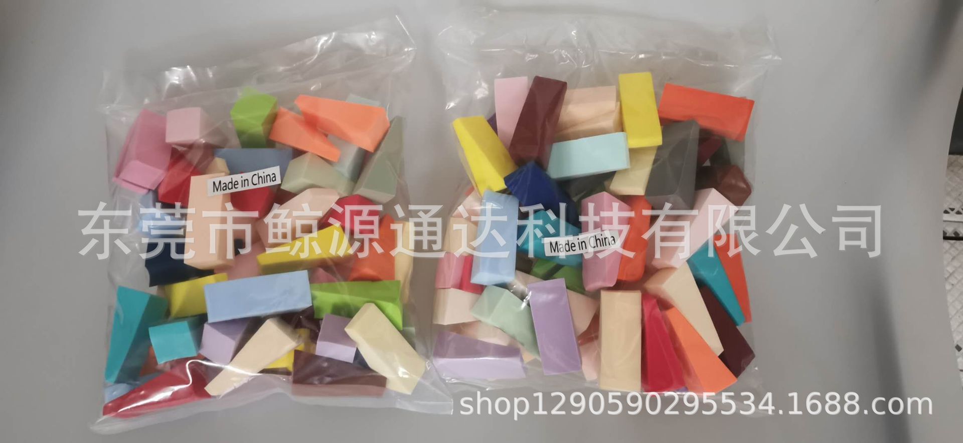 Esponja de maquillaje triangular pequeña de gel floral, desechable, de doble uso, para maquillaje seco y húmedo.