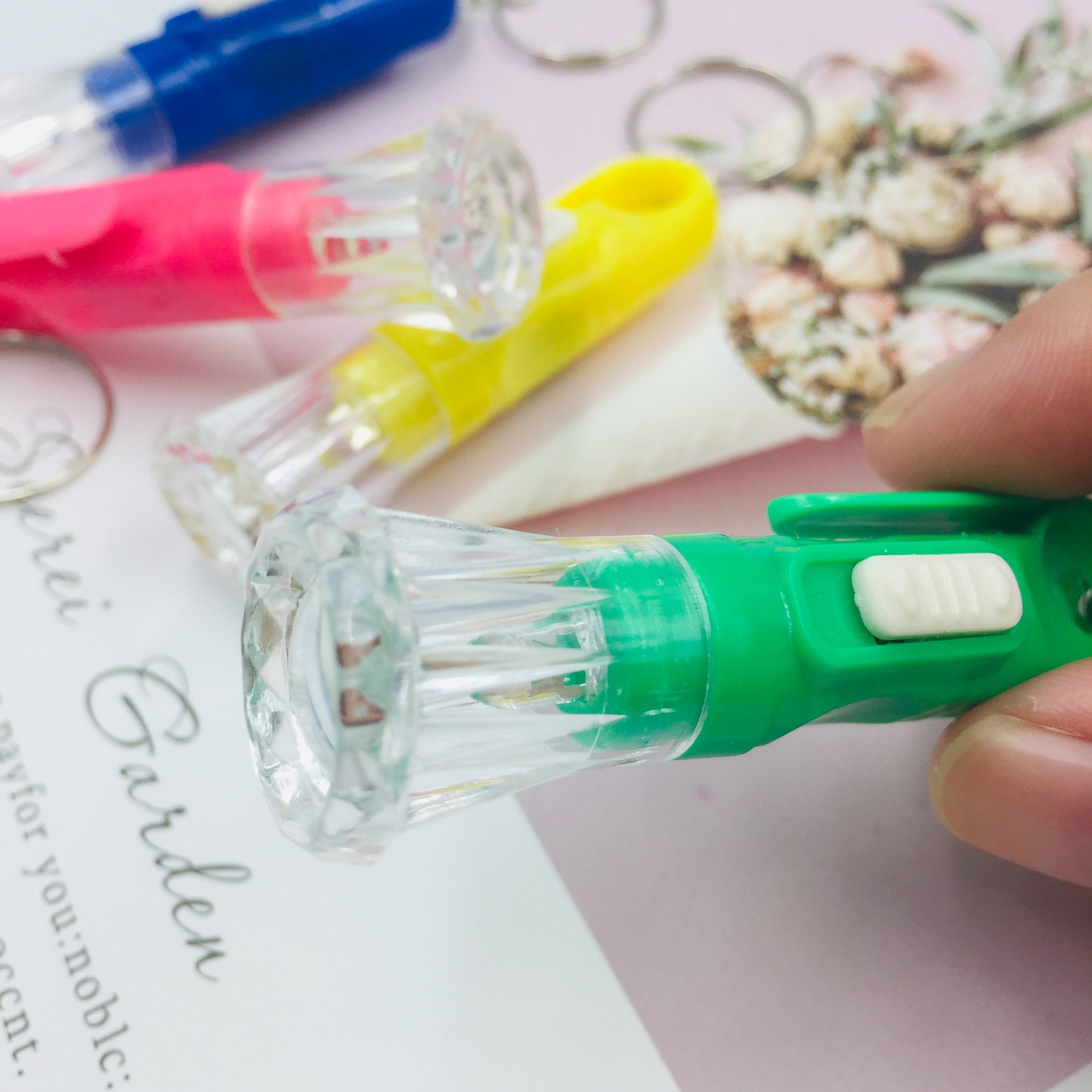 Luz fuerte plástico pequeña linterna moda mini luz LED regalo práctico un yuan tienda Taobao puesto al por mayor