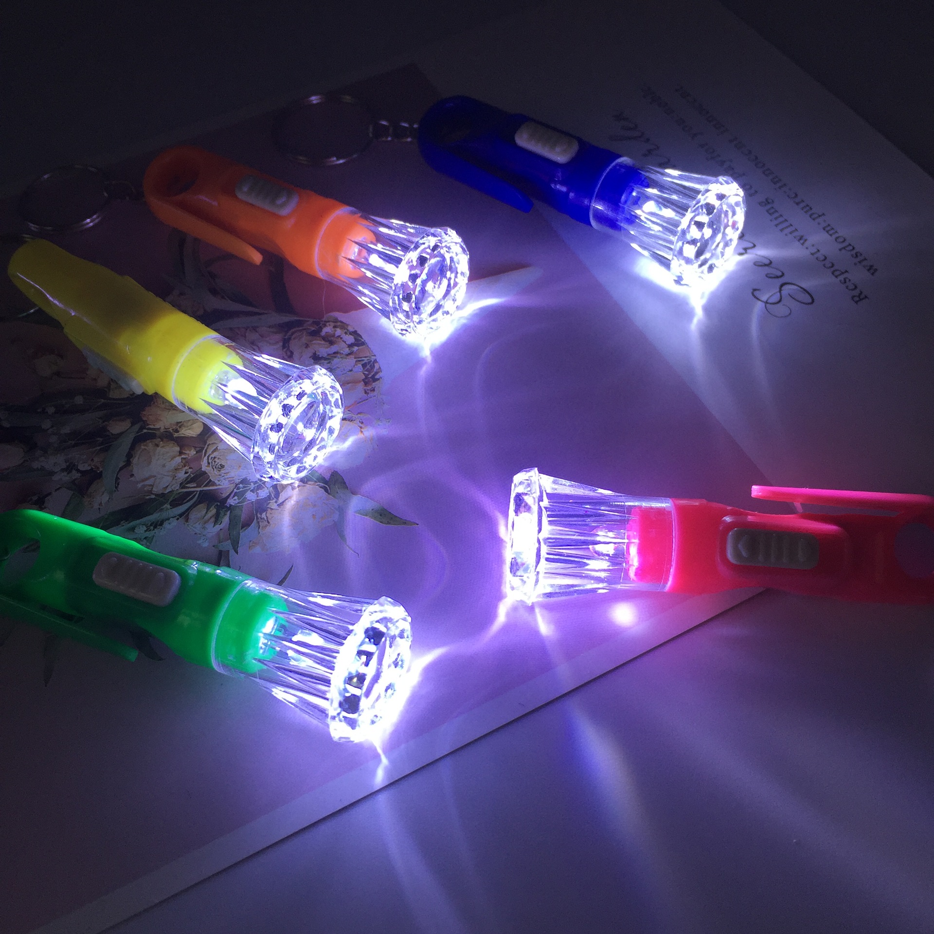 Luz fuerte plástico pequeña linterna moda mini luz LED regalo práctico un yuan tienda Taobao puesto al por mayor