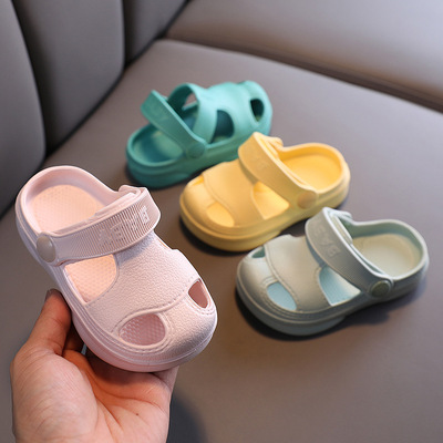 Детские летние тапочки в стиле Crocs для мальчиков, нескользящая пляжная пляжная обувь для раннего возраста, мультяшные мюли, мягкая подошва