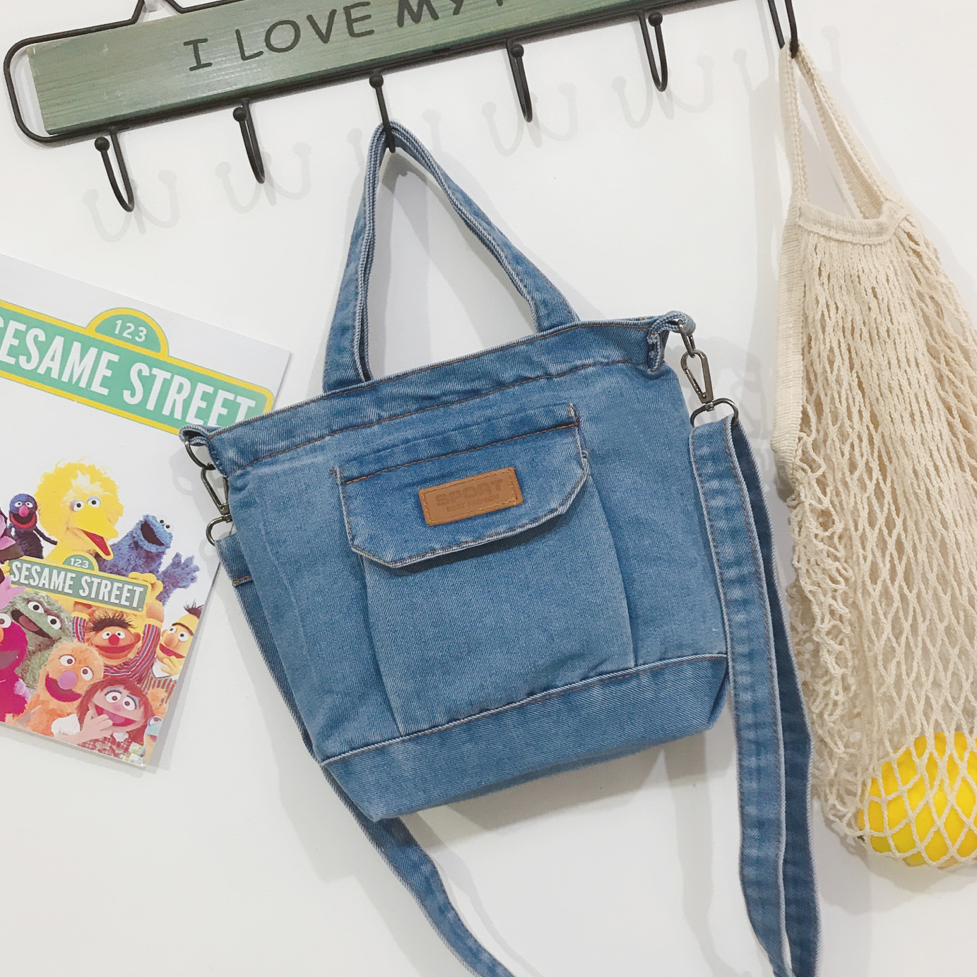 Bolso vaquero nueva textura de moda simple versión coreana de la tendencia de bolso de hombro único ligero y de gran capacidad bolso de cercanías en clase