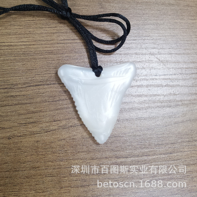 Amazon explosión silicona tiburón diente pegamento silicona niños molares collar colgante masticable sensorial creativo
