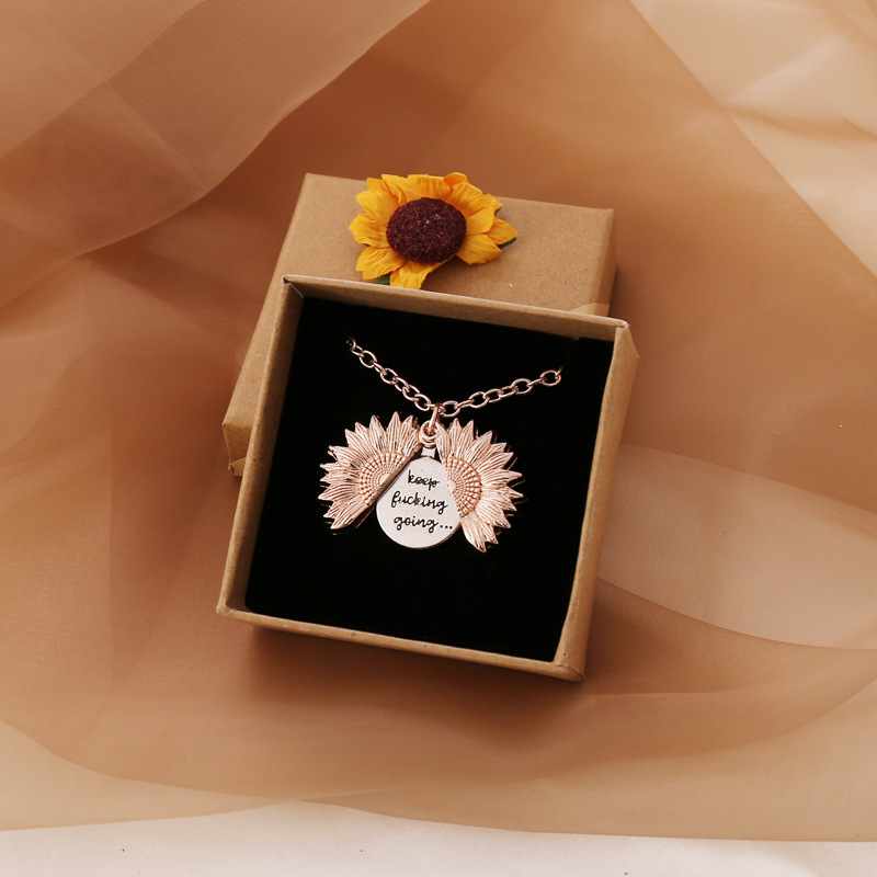 La joyería transfronteriza europea y americana se puede abrir letras de doble cara collar de girasol personalidad femenina retro nuevo popular N677