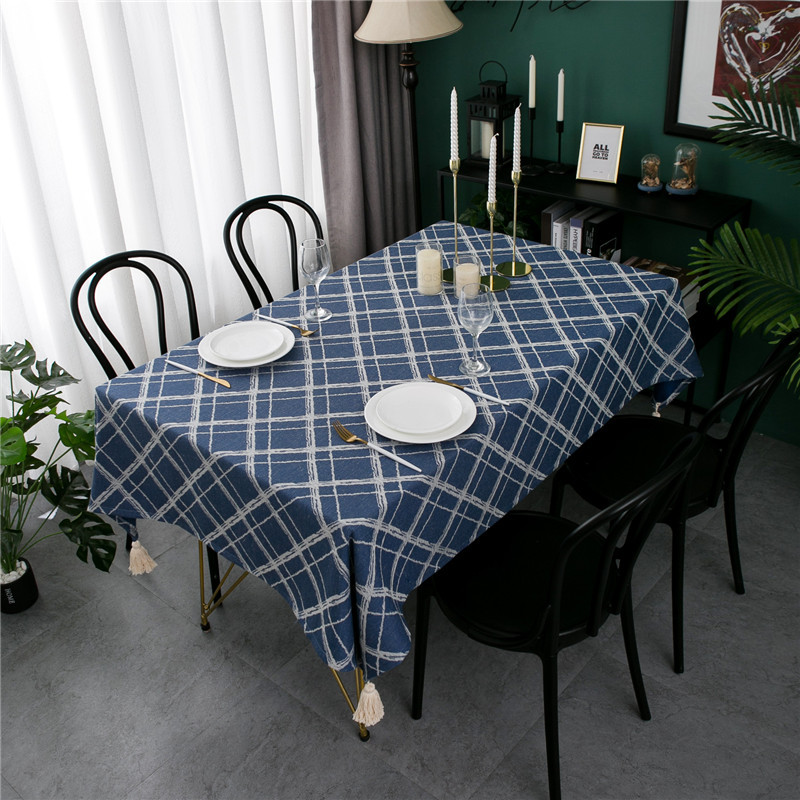 Nappe jacquard scandinave moderne à carreaux avec pompons_voghion.com