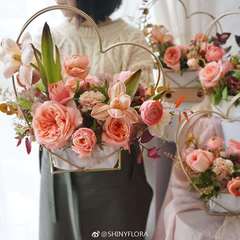 Golden Heart Zinc Plated Geometric Handheld Flower Basket Flower Wrapping Material Heart Floral Arrangement