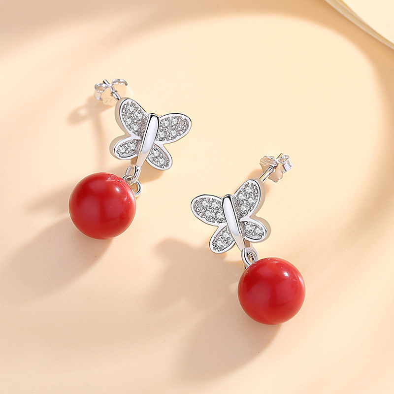 Shengli S925 Pendientes de mariposa de aguja de plata Pendientes de perlas rojas con microincrustaciones de circón Pendientes frescos pequeños japoneses y coreanos Mujeres al por mayor