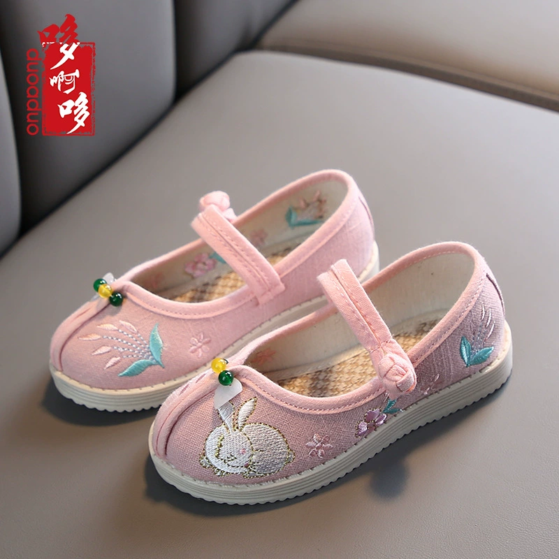 Производители поставляют традиционную старую Пекинскую тканевую обувь для девочек Детская вышитая обувь детская повседневная обувь оптом в большом количестве и по отличной цене.