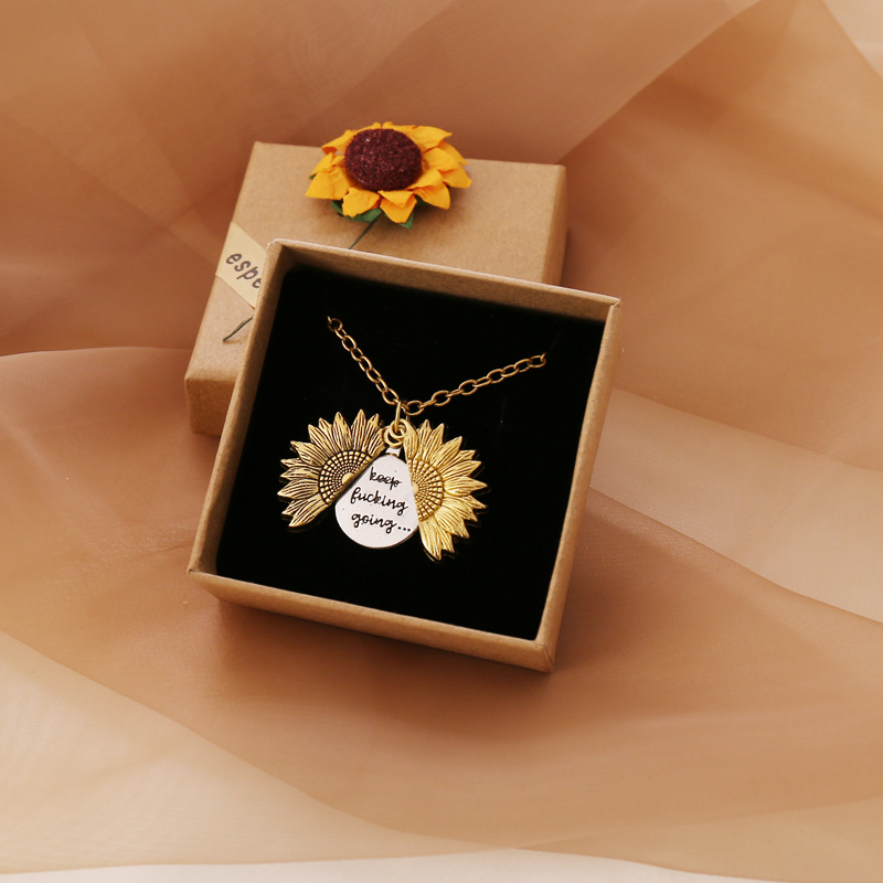 La joyería transfronteriza europea y americana se puede abrir letras de doble cara collar de girasol personalidad femenina retro nuevo popular N677