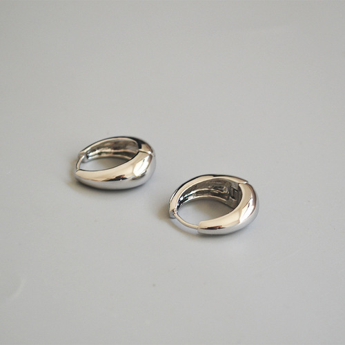 Elegant chunky earrings with a cool European and American metal style, featuring minimalist curved designs, polished brass electroplated with 18K real gold, embodying a trendy and fashionable look.