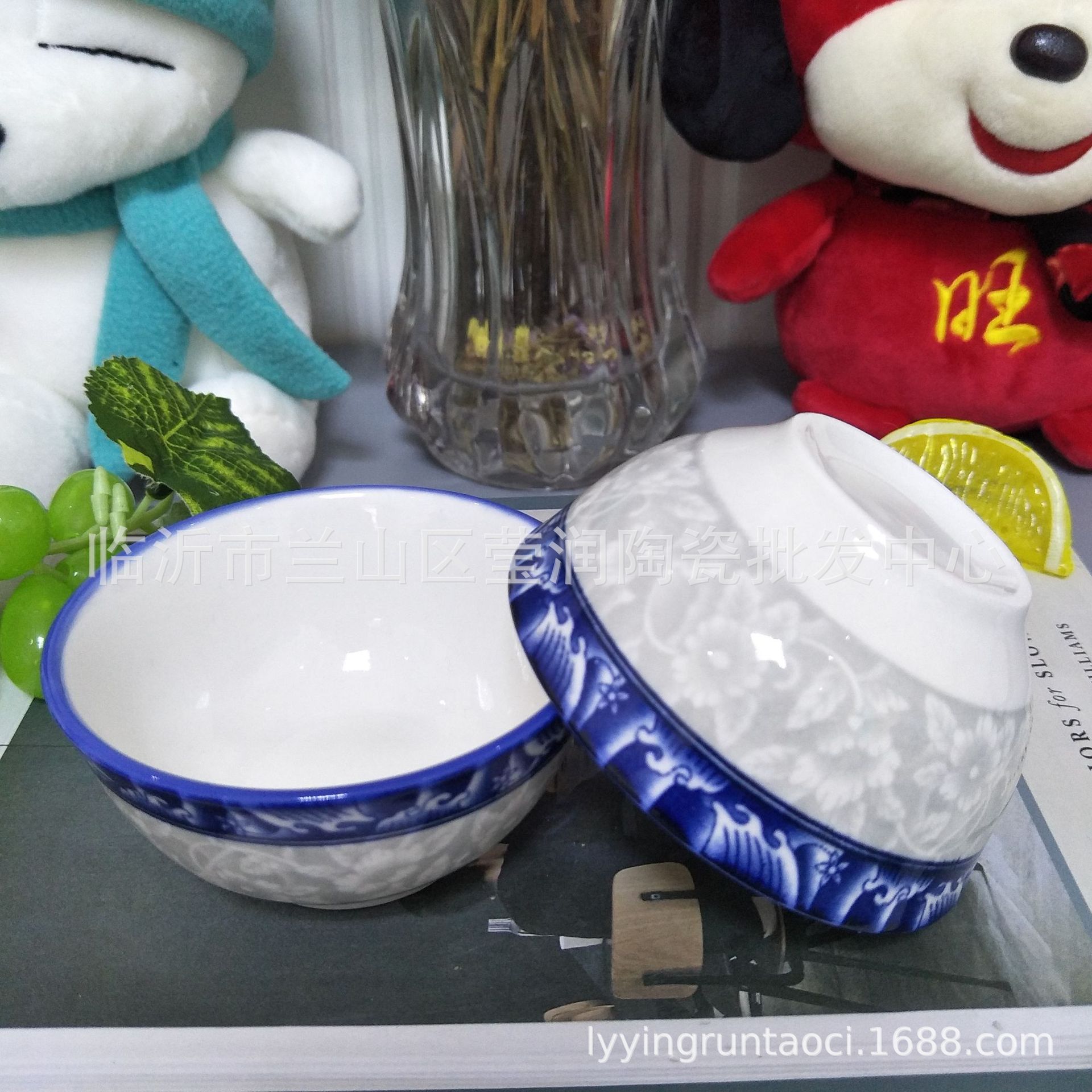 Comercio electrónico al por mayor de impresión verde cuencos y platos de cerámica se adaptan a las necesidades diarias vajilla de porcelana azul y blanca dos yuanes más que el suministro de la tienda