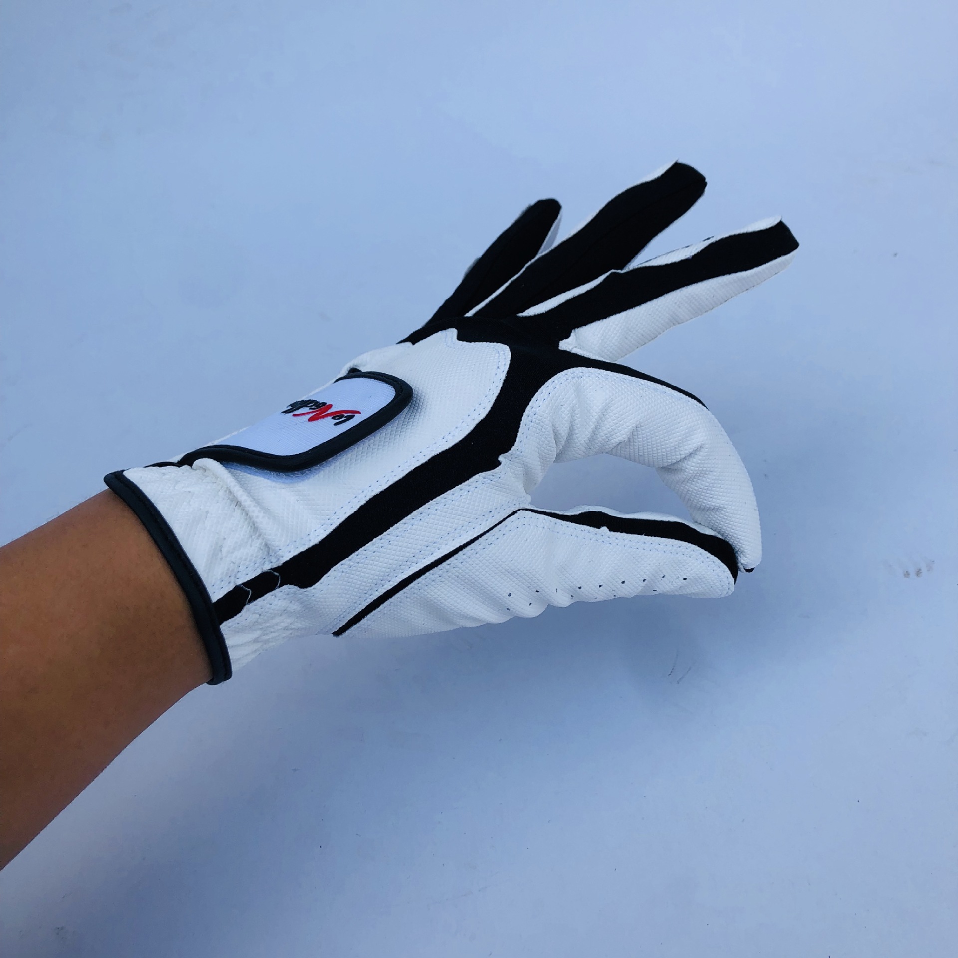 Los guantes de golf se pueden utilizar para los hombres y las mujeres, alto velcro respirable elástico de la PU, buen funcionamiento, entrega de una sola pieza