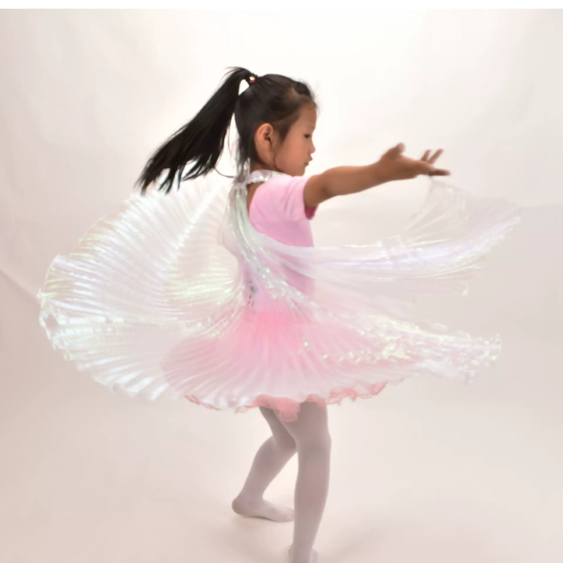 肚皮舞蹈的服装披风挂脖手勾款模特翅膀白色透明性感舞台装