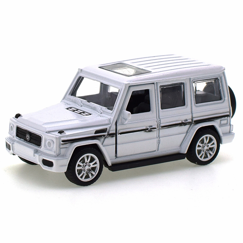 문을 열어 메르세데스 화이트