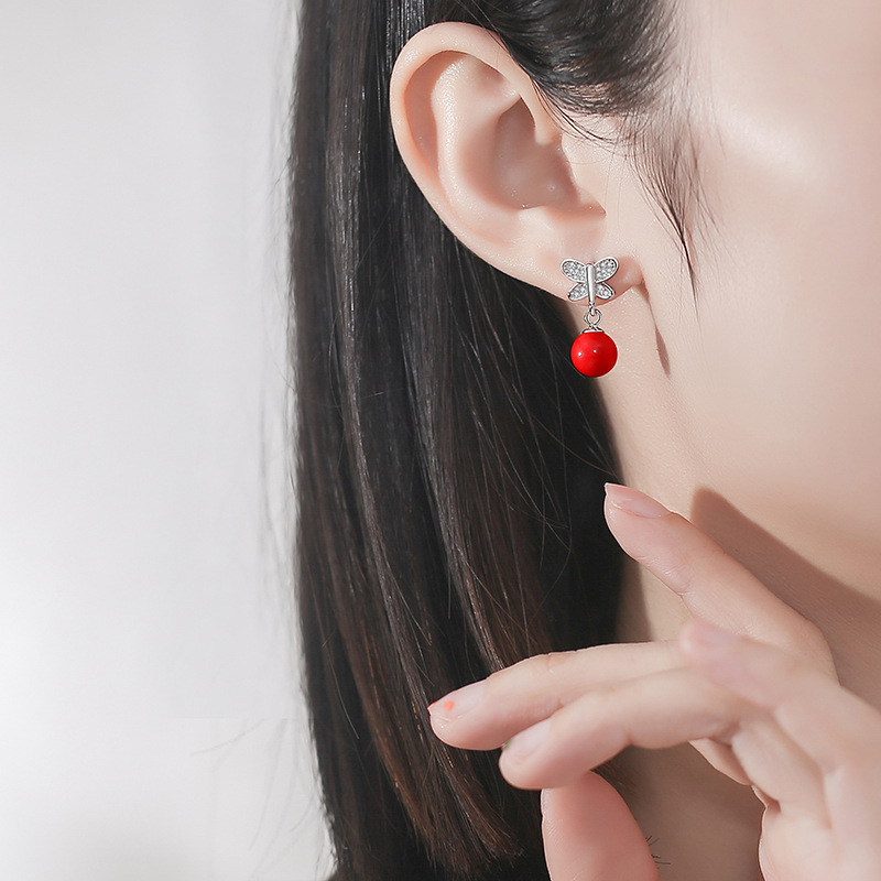 Shengli S925 Pendientes de mariposa de aguja de plata Pendientes de perlas rojas con microincrustaciones de circón Pendientes frescos pequeños japoneses y coreanos Mujeres al por mayor