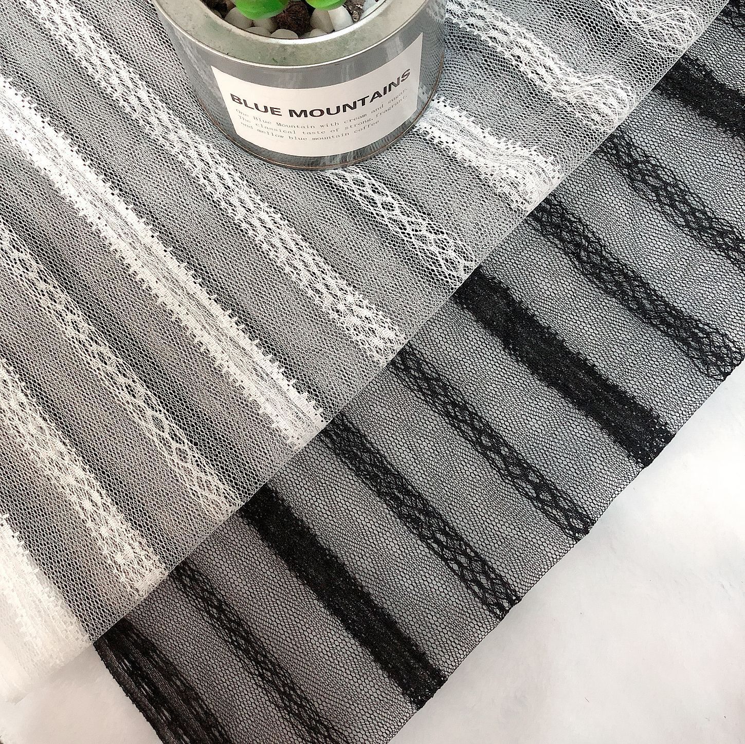 厂家直供无弹涤纶三条竖条蕾丝提花网布网纱童装裙子面料花边批发