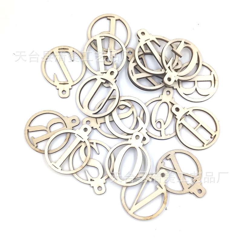 A-Z de linterna hueca de troncos, letras mayúsculas, colgantes de madera, colgantes de madera de bricolaje, 26 piezas por paquete